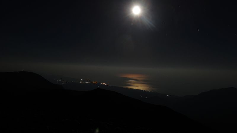 Foto: Datzi / Wandertour / Von der Lasithiou Hochebene zum Afentis sowie Dikti Ori (Biwak) und Lazaros / Auch der Mond erzeugte am Gipfel seine eigene Stimmung. Für mich obwohl ich so etwas schon oft erlebt habe immer ein wunderschönes Erlebnis / 27.06.2014 15:15:39
