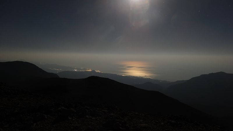Foto: Datzi / Wandertour / Von der Lasithiou Hochebene zum Afentis sowie Dikti Ori (Biwak) und Lazaros / Nachtstimmung am Gipfel, der Vollmond hat hier eine sehr schöne Spiegelung am Meer / 27.06.2014 15:00:12