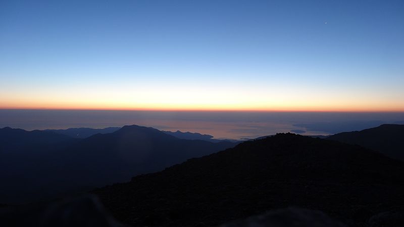 Foto: Datzi / Wandertour / Von der Lasithiou Hochebene zum Afentis sowie Dikti Ori (Biwak) und Lazaros / Es wird schon Hell am Horizont, bald kommt die Sonne hervor / 27.06.2014 15:00:42