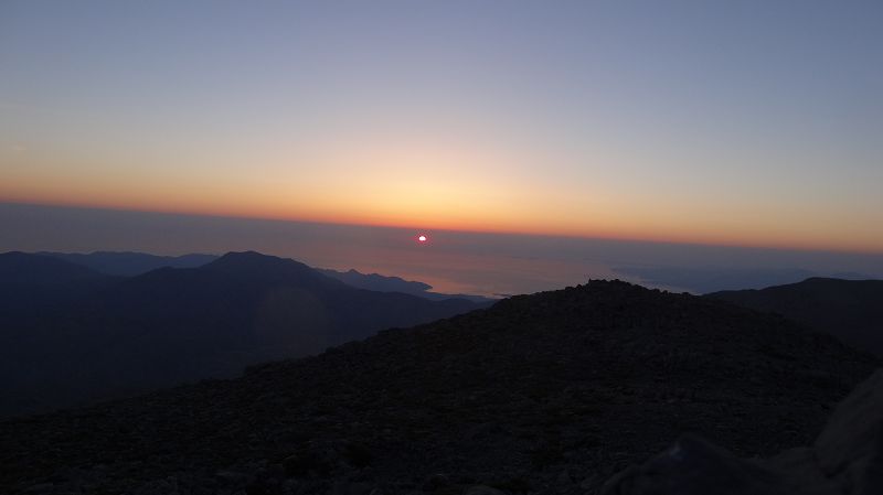 Foto: Datzi / Wandertour / Von der Lasithiou Hochebene zum Afentis sowie Dikti Ori (Biwak) und Lazaros / Die Sonne kommt ganz langsam hervor / 27.06.2014 15:01:11