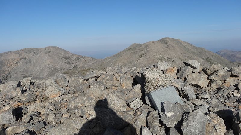 Foto: Datzi / Wandertour / Von der Lasithiou Hochebene zum Afentis sowie Dikti Ori (Biwak) und Lazaros / Das Gipfelbuch das sehr weinige Eintragungen aufweißt / 27.06.2014 15:04:18