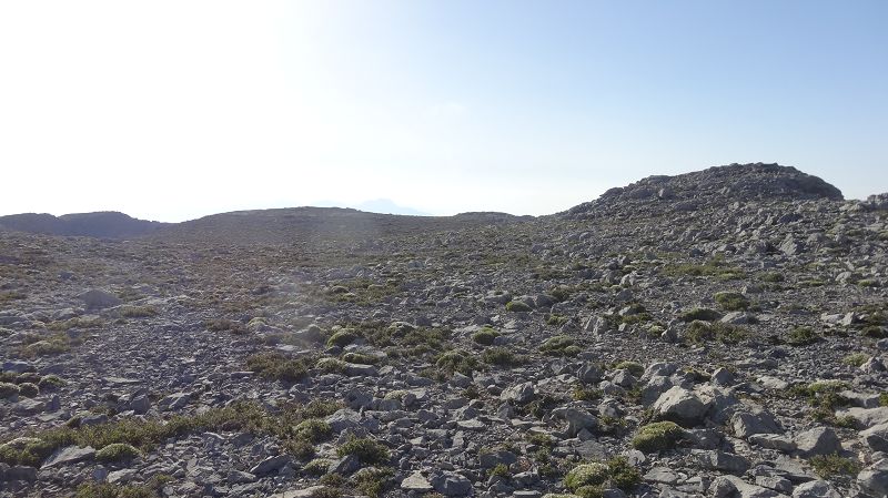 Foto: Datzi / Wandertour / Von der Lasithiou Hochebene zum Afentis sowie Dikti Ori (Biwak) und Lazaros / Blick zurück zum Lazaros beim Absteig durch das Geröllfeld bevor man in den Steilhang einsteigt den man dann nach links verläßt / 27.06.2014 15:05:02
