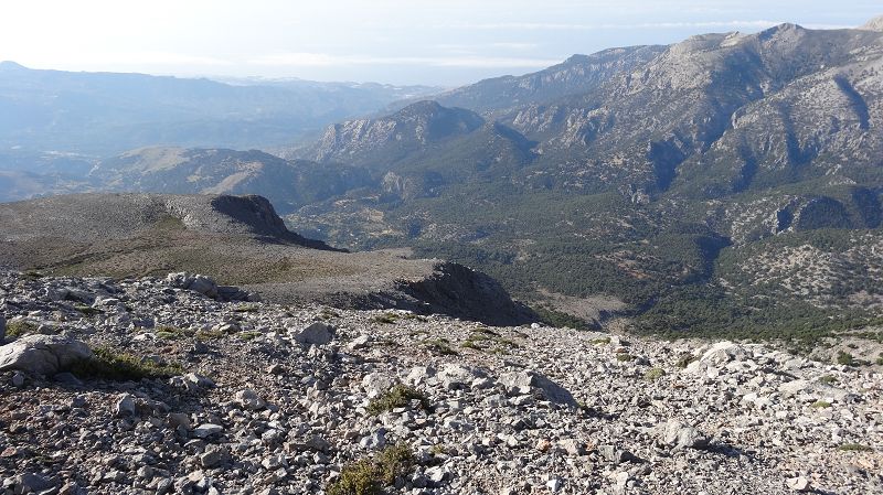 Foto: Datzi / Wandertour / Von der Lasithiou Hochebene zum Afentis sowie Dikti Ori (Biwak) und Lazaros / Abstieg im Oberteil des Südhanges, der Einstieg ins den teils steilen Abstieg in das Geröllfeld (bei dem Felsen Bildmitte hält man sich rechts) Man sieht auch zwischen den Felsen die vorspringen Salenko unser Ziel bei dieser Tour / 27.06.2014 15:05:21