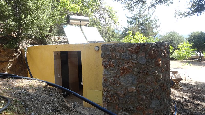 Foto: Datzi / Wandertour / Von der Lasithiou Hochebene zum Afentis sowie Dikti Ori (Biwak) und Lazaros / Das WC von der Taverne sogar mit Warmwasserbereitung / 27.06.2014 15:08:54