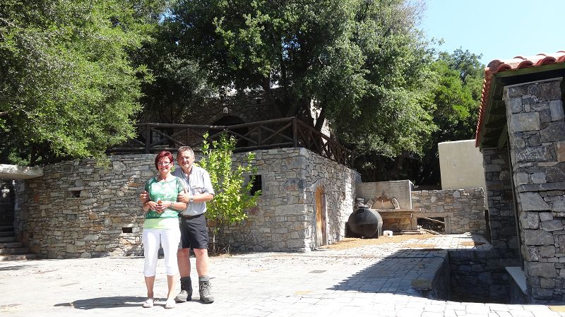 Foto: Datzi / Wandertour / Von der Lasithiou Hochebene zum Afentis sowie Dikti Ori (Biwak) und Lazaros / Meine Frau war Froh das sie mich in diesen Verlassenen Gebiet so schnell gefunden hat. Von dieser Taverne die Verlassen ist kann man eine Rundtour über alle 3 Gipfel gehen / 27.06.2014 15:09:32