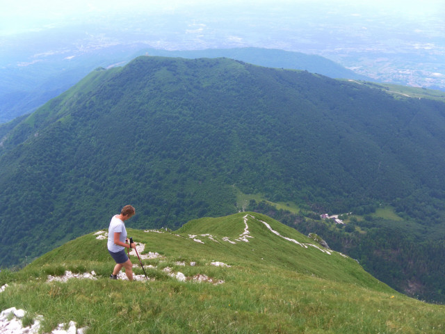 Foto: Wolfgang Lauschensky / Wandertour / Monte Chiampon 1709m / Gipfelabstieg, dahinter der Monte Cuarnan / 02.07.2014 20:54:45