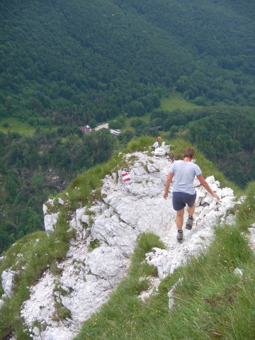 Foto: Wolfgang Lauschensky / Wandertour / Monte Chiampon 1709m / hinter dem Gedenkkreuz die Malga Cuarnan / 02.07.2014 20:53:39