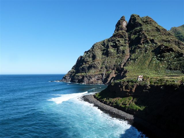 Foto: Walter Ruttinger / Wandertour / Teneriffa Norte: Chinamada-Trail / Vom Strand weg interessante Landschaft / 18.07.2014 18:04:11