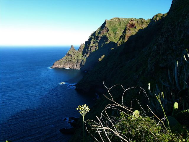 Foto: Walter Ruttinger / Wandertour / Teneriffa Norte: Chinamada-Trail / Spektakulär abfallende Küste am Mirador / 18.07.2014 18:06:34