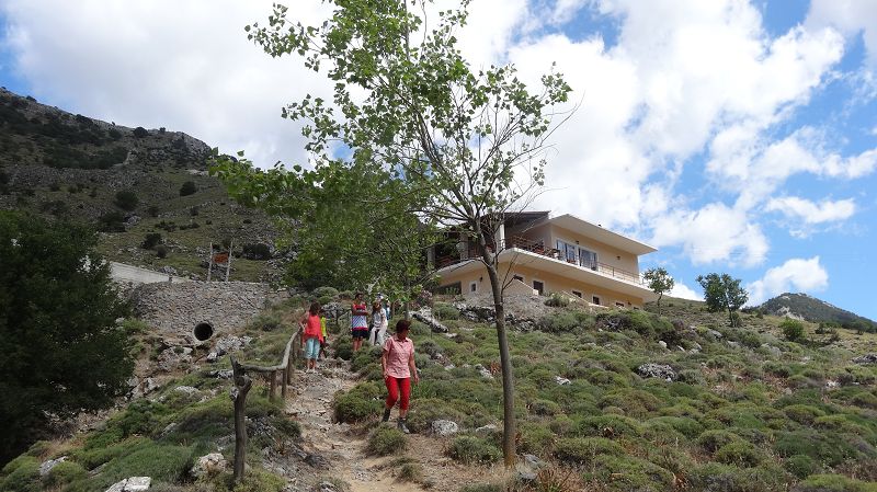 Foto: Datzi / Wandertour / Imbros Schlucht / Die kleine Taverne an der straße wo der Eingang zur Schlucht ist, die meisten Touristen gehen nur bis zum Steinhaus / 21.07.2014 20:21:02