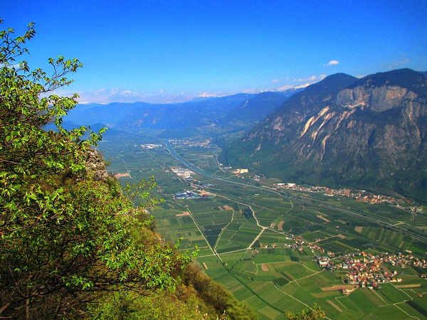 Foto: Andreas Koller / Klettersteigtour / Klettersteig Fennberg (1125m) / Tiefblick, bevor man den Weg nach Unterfennberg antriitt / 22.07.2014 23:06:52