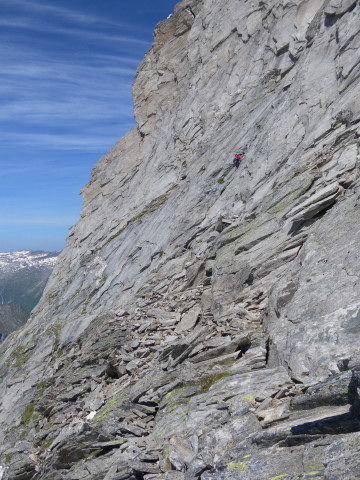 Foto: Wolfgang Lauschensky / Klettertour / Zsigmondyspitze oder Feldkopf (3089m) Normalweg / unteres Band und Kletterer in der kurzen Variante IV+. Die weiße Linie links führt zum oberen Band / 23.07.2014 21:41:10