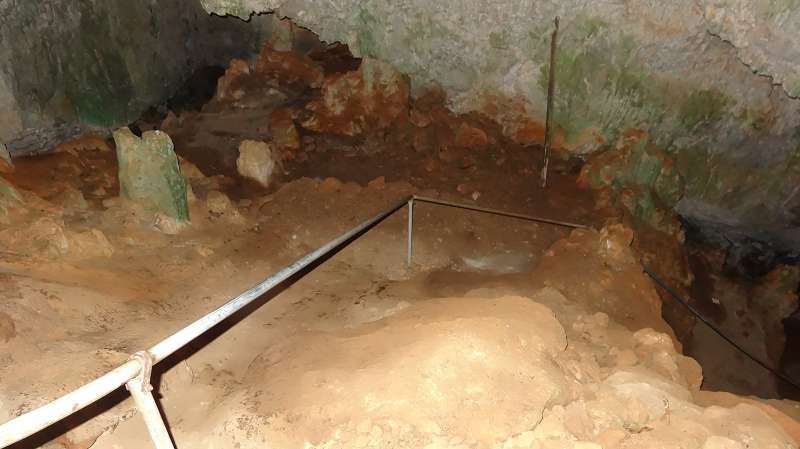 Foto: Datzi / Wandertour / Leichter Rundweg zur Vreiko Hölle / Die Vreiko Hölle ist mit einen Eisengeländer gesichert / 03.08.2014 17:23:16