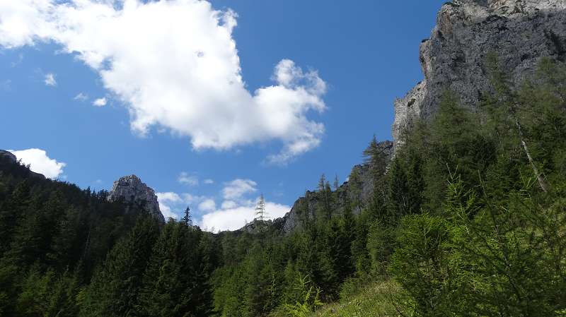 Foto: Datzi / Wandertour / Atemberaubendes Bergerlebnis auf der Riegerin / Der Turm und rechts der Schönberg mit seinen steilabfallenden Felsen ins Gschrödertal / 15.08.2014 09:01:46