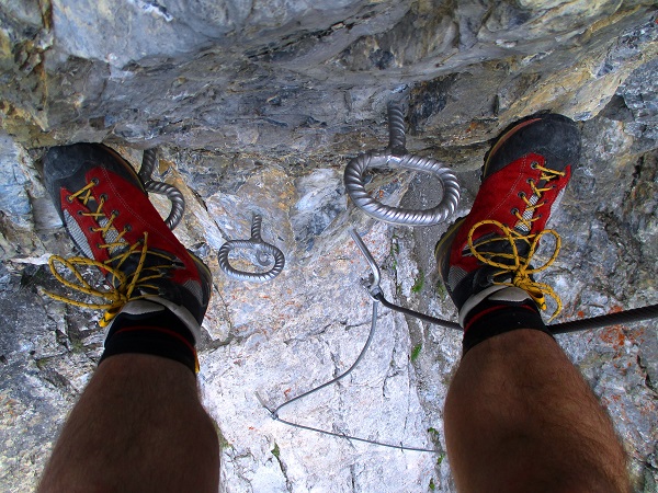 Foto: Andreas Koller / Klettersteigtour / Senda ferrada Piz Mitgel (3159m) / Klettern über dem Überhang / 18.09.2014 01:43:03