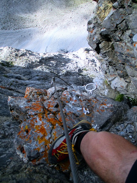 Foto: Andreas Koller / Klettersteigtour / Senda ferrada Piz Mitgel (3159m) / Ausstieg aus der Schlusswand mit Schlüsselstelle / 18.09.2014 01:42:45