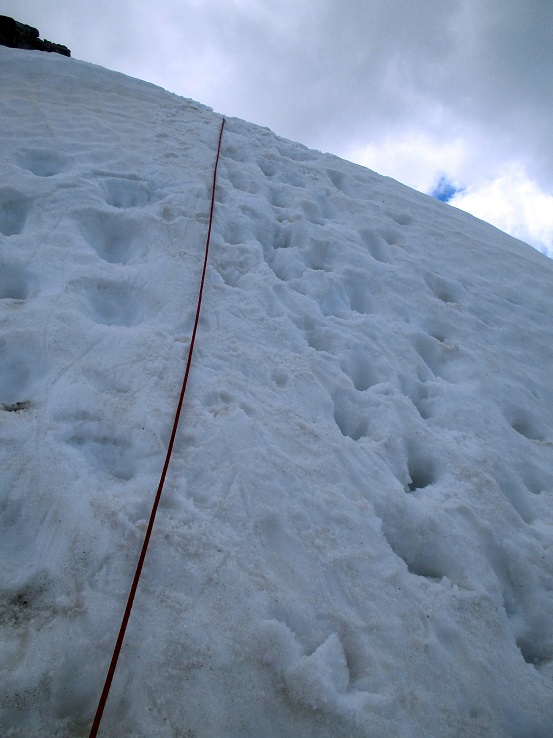 Foto: Andreas Koller / Klettersteigtour / Senda ferrada Piz Mitgel (3159m) / Wenn die Drahtseile noch unterm Schnee begraben sind, kann es sein, dass Bergführer Geni Ballat ein Kletterseil an kritischen Stellen spannt. / 18.09.2014 01:24:58