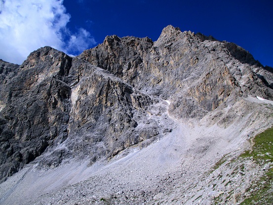 Foto: Andreas Koller / Klettersteigtour / Senda ferrada Piz Mitgel (3159m) / Blick zur Piramida mit der Rampe der Senda diagonala / 18.09.2014 01:18:15