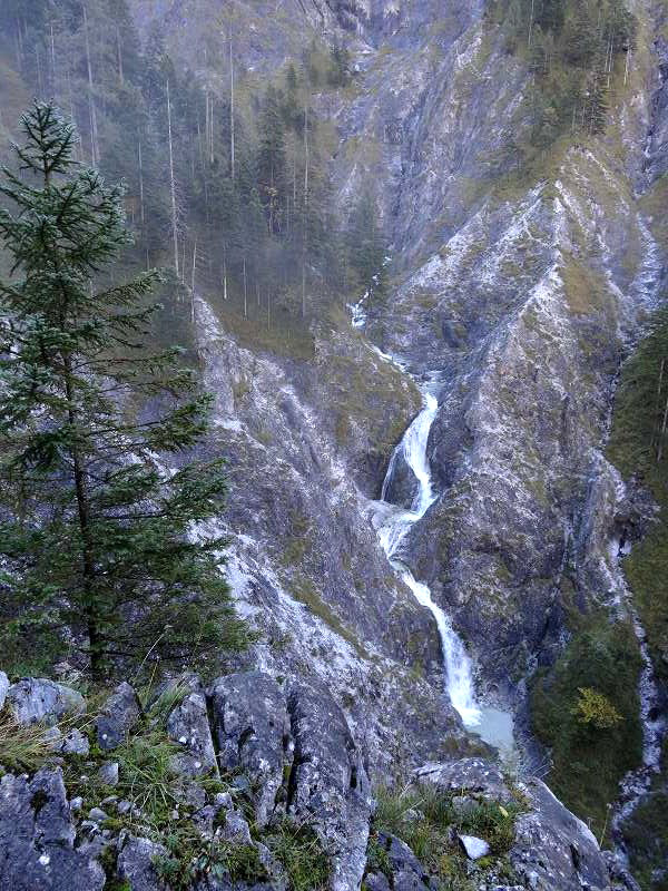 Foto: Datzi / Wandertour / Rundtour über das Weittal zum Hochwart (Biwak) - Abstieg über die Hochalm und Stadurzrinne (Antengraben) / Die Bachschlucht mit dem Wasserfall / 01.10.2014 21:02:26