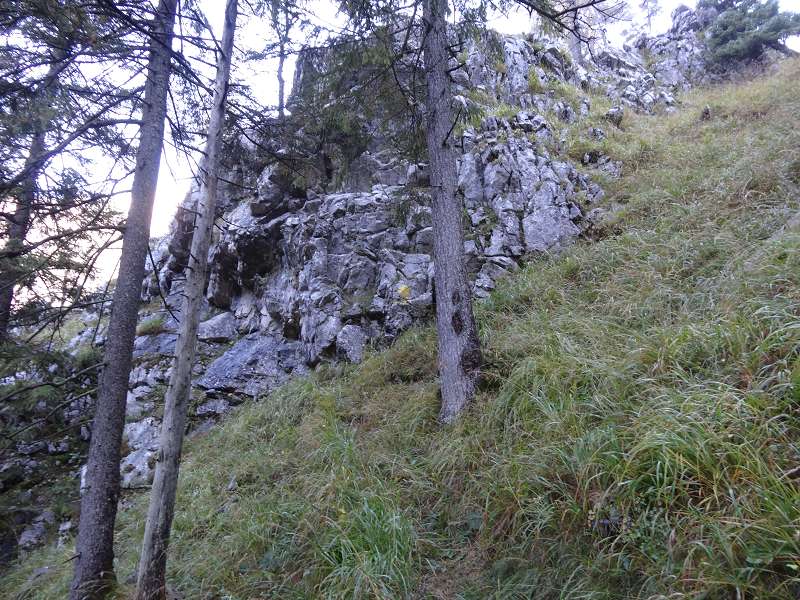 Foto: Datzi / Wandertour / Rundtour über das Weittal zum Hochwart (Biwak) - Abstieg über die Hochalm und Stadurzrinne (Antengraben) / Der Gelbe Punkt nach dem gesicherten Steig über der Bachschlucht / 01.10.2014 21:02:36