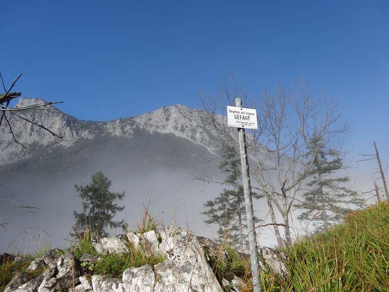Foto: Datzi / Wandertour / Rundtour über das Weittal zum Hochwart (Biwak) - Abstieg über die Hochalm und Stadurzrinne (Antengraben) / Die Tafel mit Betreten auf eigene Gefahr / 01.10.2014 21:02:45
