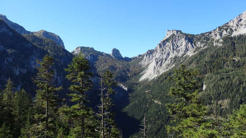 Foto: Datzi / Wandertour / Rundtour über das Weittal zum Hochwart (Biwak) - Abstieg über die Hochalm und Stadurzrinne (Antengraben) / Blick in den Antengraben mit dem Turm in Bildmitte / 01.10.2014 21:03:44