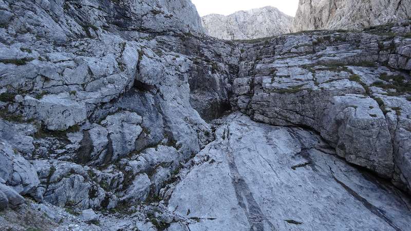Foto: Datzi / Wandertour / Rundtour über das Weittal zum Hochwart (Biwak) - Abstieg über die Hochalm und Stadurzrinne (Antengraben) / Die 1. Felsstufe, nach der Platte verlassen wir die Rinne nach rechts mit Sicherungsring im Felsen / 01.10.2014 21:04:52