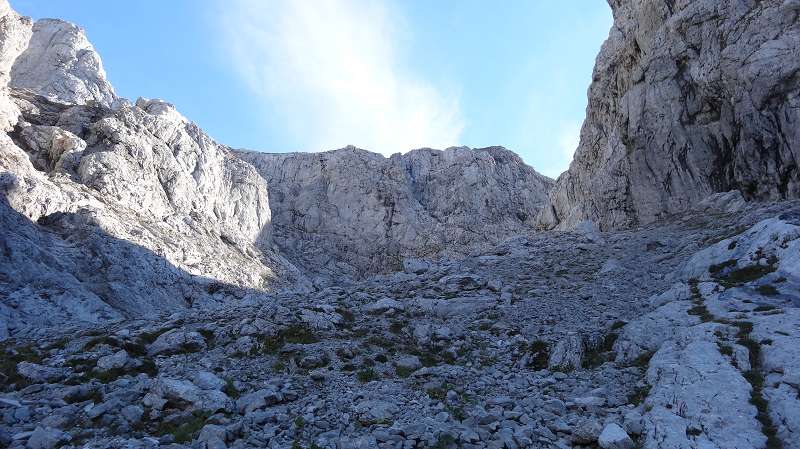 Foto: Datzi / Wandertour / Rundtour über das Weittal zum Hochwart (Biwak) - Abstieg über die Hochalm und Stadurzrinne (Antengraben) / Die Schuttfeldern beim Ausstieg nach der 2. Felsstufe / 01.10.2014 21:06:04