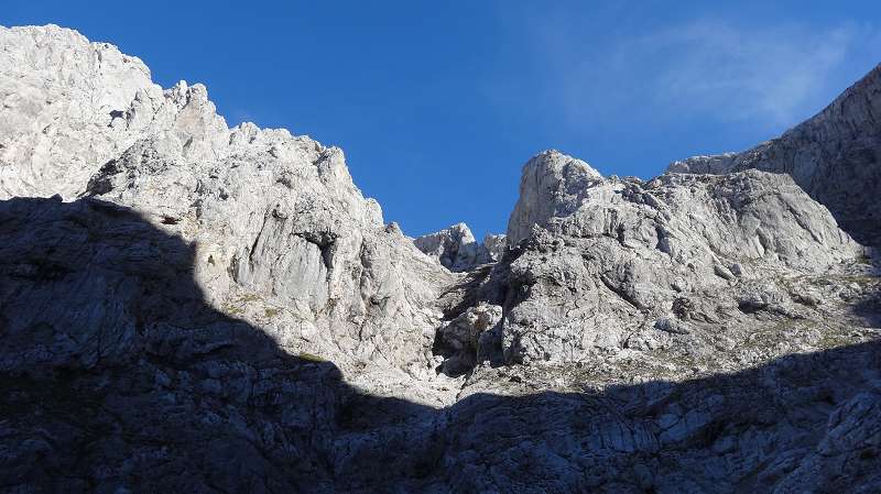 Foto: Datzi / Wandertour / Rundtour über das Weittal zum Hochwart (Biwak) - Abstieg über die Hochalm und Stadurzrinne (Antengraben) / Mächtige Felswände ragen hier in den Himmel (Es sind hier bei Alpintouren 2. Kletterrouten eingestellt) / 01.10.2014 21:06:15