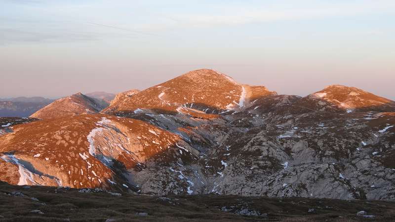 Foto: Datzi / Wandertour / Rundtour über das Weittal zum Hochwart (Biwak) - Abstieg über die Hochalm und Stadurzrinne (Antengraben) / Der Sonnenuntergang läßt den Hochschwabgipfel ins Abendrot eintauchen / 01.10.2014 21:06:56