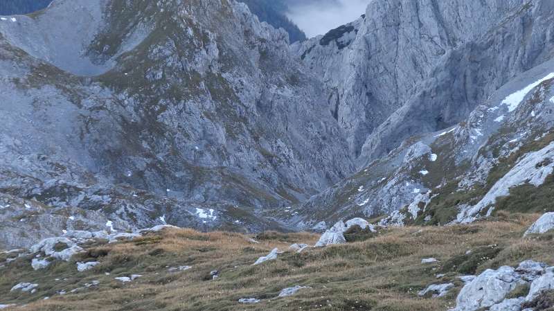 Foto: Datzi / Wandertour / Rundtour über das Weittal zum Hochwart (Biwak) - Abstieg über die Hochalm und Stadurzrinne (Antengraben) / Bild Mitte die Scharte (Karschwelle) 1870m, die wir nach dem Ausstieg erreichen / 01.10.2014 21:07:26