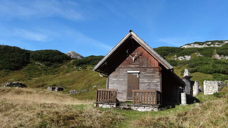 Foto: Datzi / Wandertour / Rundtour über das Weittal zum Hochwart (Biwak) - Abstieg über die Hochalm und Stadurzrinne (Antengraben) / Das Jagthaus auf der Hochalm / 01.10.2014 21:09:26