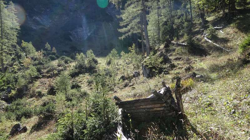 Foto: Datzi / Wandertour / Rundtour über das Weittal zum Hochwart (Biwak) - Abstieg über die Hochalm und Stadurzrinne (Antengraben) / Der Verfallene Hochstand mit Blick in den schönen Boden (Leider schlechte Lichtverhältnisse beim Foto / 01.10.2014 21:11:10