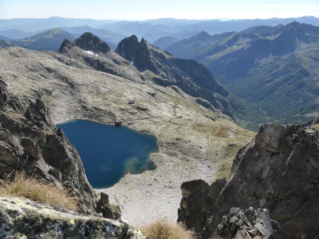 Foto: Manfred Karl / Klettersteigtour / Cima d´Asta, 2847 m, Via ferrata Giulio Gabrielli und Canalone Sud / Tiefblick zum Lago di Cima d´Asta / 30.09.2014 20:33:02