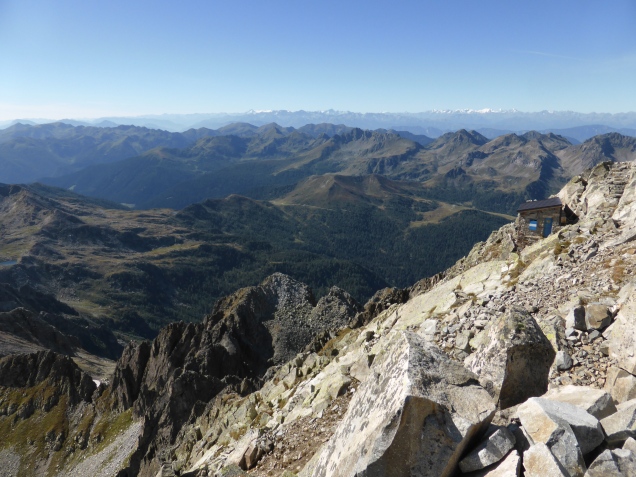 Foto: Manfred Karl / Klettersteigtour / Cima d´Asta, 2847 m, Via ferrata Giulio Gabrielli und Canalone Sud / Das Bivacco unterm Gipfel / 30.09.2014 20:30:29