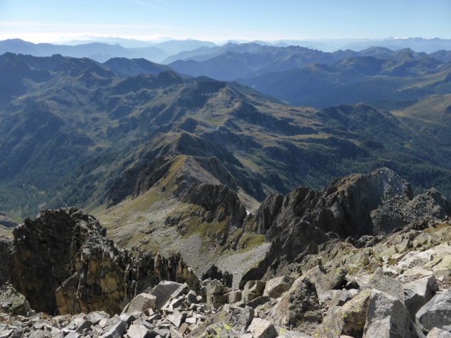 Foto: Manfred Karl / Klettersteigtour / Cima d´Asta, 2847 m, Via ferrata Giulio Gabrielli und Canalone Sud / Tiefblick vom Gipfel auf den Anstiegsweg über die Cresta di Socede / 30.09.2014 20:30:11
