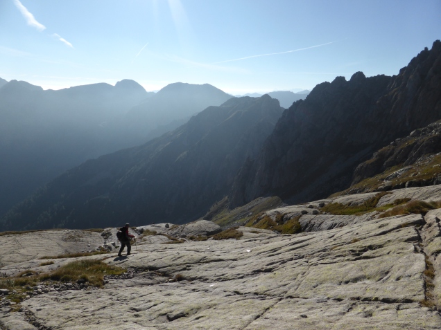 Foto: Manfred Karl / Klettersteigtour / Cima d´Asta, 2847 m, Via ferrata Giulio Gabrielli und Canalone Sud / Abstieg über die Platten unterhalb der Hütte / 30.09.2014 20:28:03
