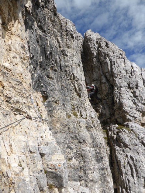 Foto: Manfred Karl / Klettersteigtour / Via ferrata Carlo Campalani auf die Cima Carega, 2259 m / Im Kamin / 01.10.2014 20:21:15