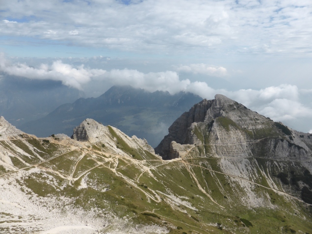 Foto: Manfred Karl / Klettersteigtour / Via ferrata Carlo Campalani auf die Cima Carega, 2259 m / Blick vom Vorgipfel auf die Cima Mosca / 01.10.2014 20:19:09