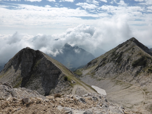 Foto: Manfred Karl / Klettersteigtour / Via ferrata Carlo Campalani auf die Cima Carega, 2259 m / Links der Vorgipfel, auf den der Klettersteig führt / 01.10.2014 20:18:12