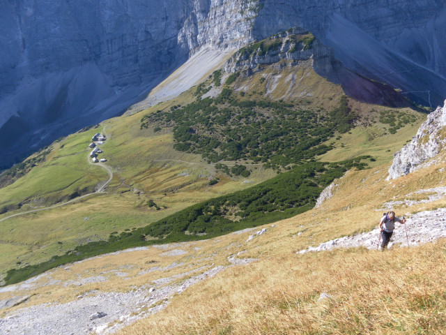 Foto: Wolfgang Lauschensky / Wandertour / Gumpenspitze und Gamsjoch aus dem Laliderertal / Steilgrasflanke über dem Lalidersalm Hochleger, rechts der Teufelskopf / 21.10.2014 18:44:45