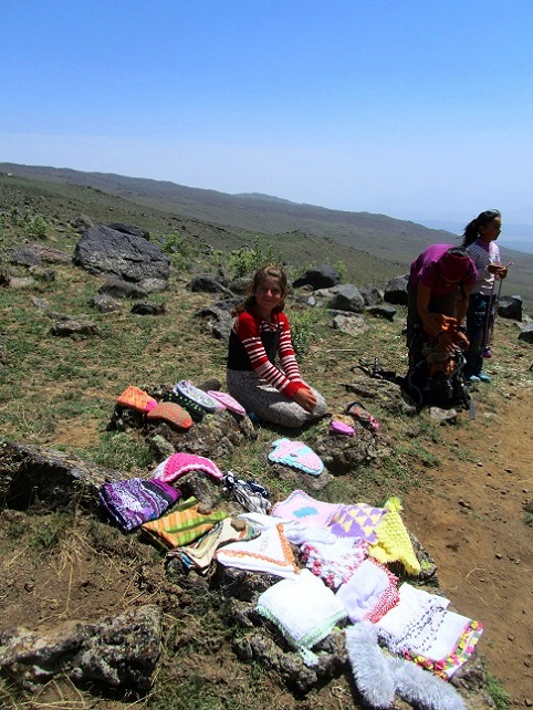 Foto: Andreas Koller / Wandertour / Ararat (5137m) / Kurdische Kinder bieten ihre Waren an / 23.10.2014 02:17:23