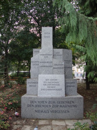 Foto: Wolfgang Dröthandl / Wandertour / Wiener Bezirks - Kulturwanderweg 10: Favoriten / Antifaschismus - Denkmal auf dem Reumannplatz / 30.10.2014 23:15:23