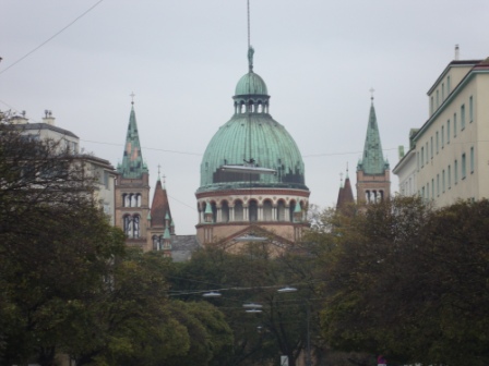 Foto: Wolfgang Dröthandl / Wandertour / Wiener Bezirks - Kulturwanderweg 10: Favoriten / Blick durch die Wirerstraße zur Antonskirche / 30.10.2014 23:10:51