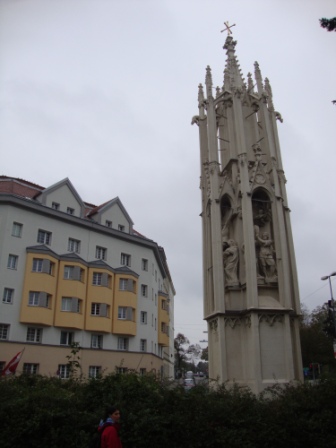Foto: Wolfgang Dröthandl / Wandertour / Wiener Bezirks - Kulturwanderweg 10: Favoriten / Spinnerin am Kreuz, visavis Triester Straße 75-77 / 30.10.2014 22:59:45