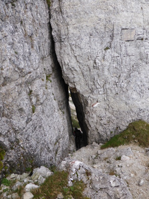 Foto: Manfred Karl / Wandertour / Cima Carega über den Sentiero del Fumante / Enger Durchschlupf / 11.12.2014 20:28:43