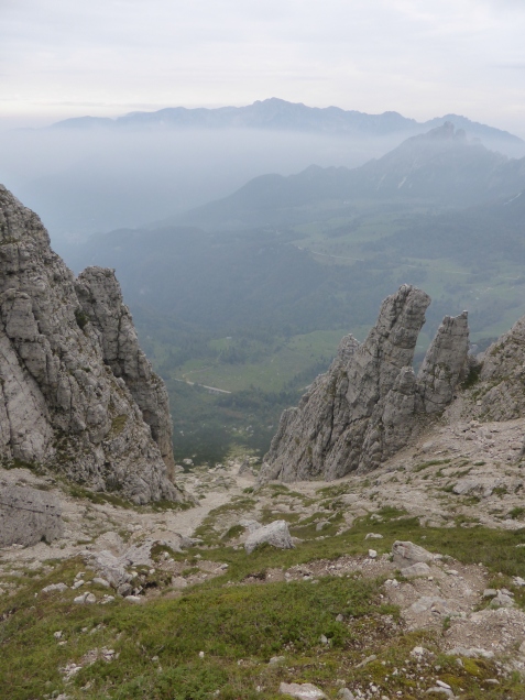 Foto: Manfred Karl / Wandertour / Cima Carega über den Sentiero del Fumante / Rückblick auf das lange und steile Schuttfeld des Zustieges / 11.12.2014 20:28:12