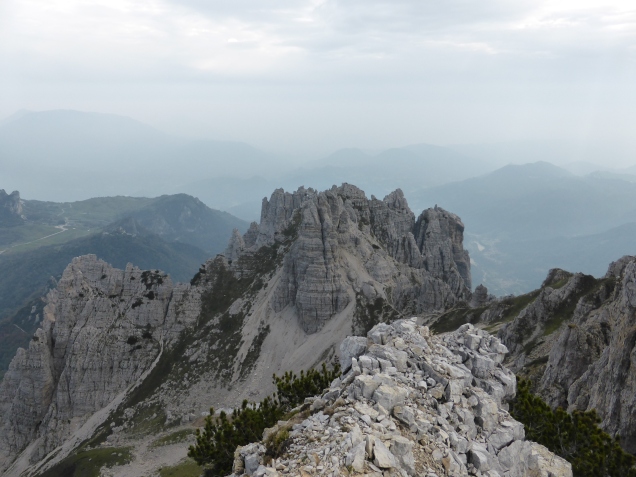 Foto: Manfred Karl / Wandertour / Cima Carega über den Sentiero del Fumante / Guglie del Fumante vom Monte Obante / 11.12.2014 20:24:31