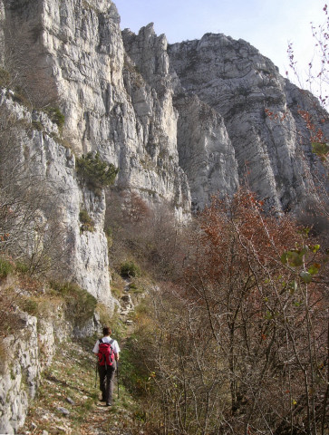 Foto: Wolfgang Lauschensky / Wandertour / Monte Carone 1621m / Felswandfuß am Sentiero Tosi / 14.12.2014 17:06:19
