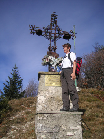 Foto: Wolfgang Lauschensky / Wandertour / Monte Carone 1621m / Gedenkkreuz am Monte Carone / 14.12.2014 17:05:29